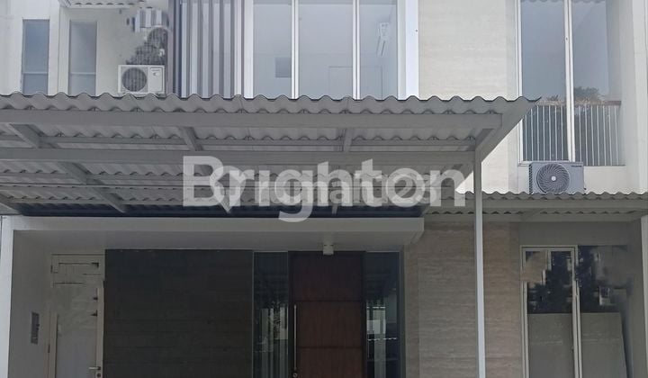 RUMAH PELICAN HILL CITRALAND SURABAYA sangat terawat, asri, 2 lantai