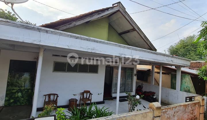 House for sale with motorcycle access outside a housing complex in Purwokerto.