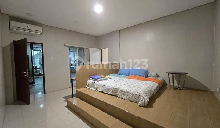 Rumah Mewah Kolam Renang Di Lojiwetan Dekat Balaikota Solo