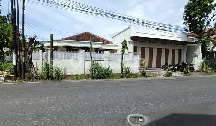 Rumah Bagus Bersih Luas Kayu Jati Di Sondakan Laweyan Solo