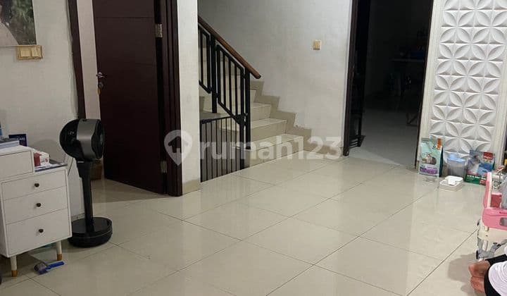Beautiful House at Green Lake City Asia, Land Size 8x20m², West Jakarta