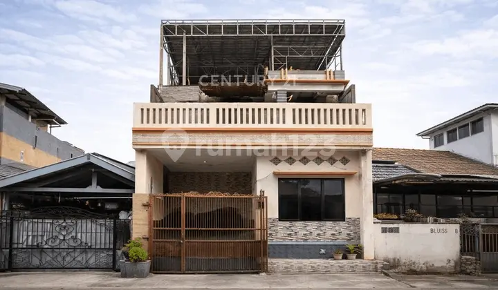 Ready-to-move-in house for sale in Harapan Indah Bekasi, easy access to toll road.