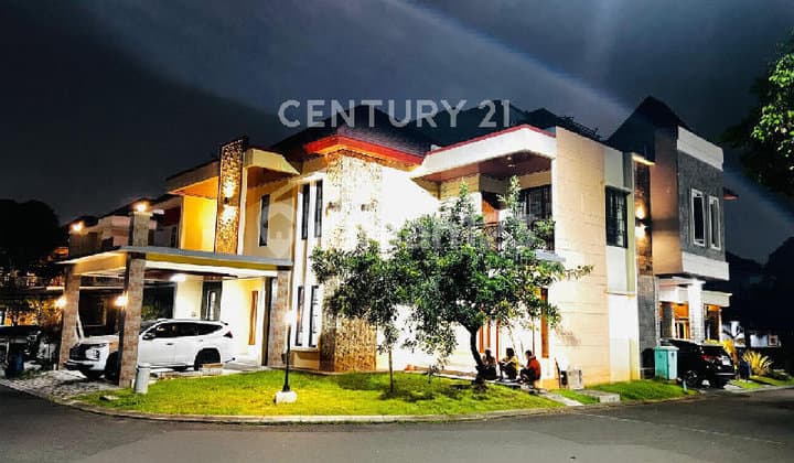 Hoek House in Kota Wisata, Montreal Cluster