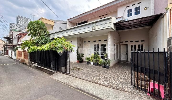 Di Jual Rumah dengan Luas Tanah Lebar Hanya di Tebet