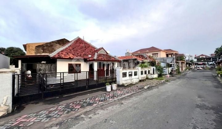 RUMAH HITUNG TANAH LOKASI STRATEGIS DI TEBET