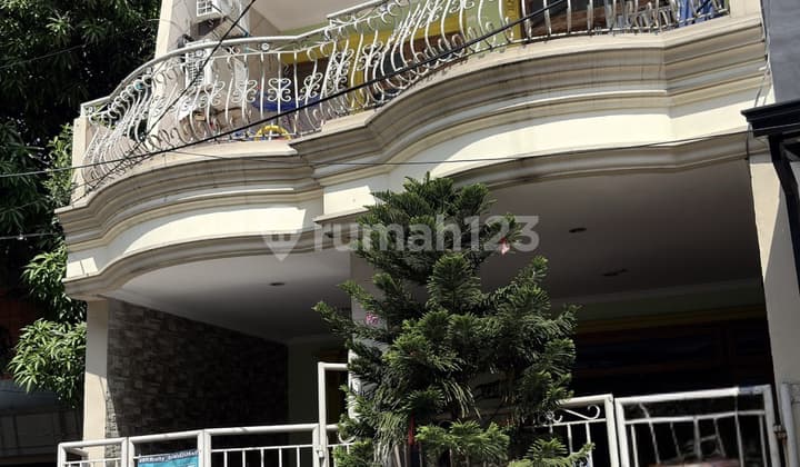 House with 3 Floors in Sunter Sacna Nusantara