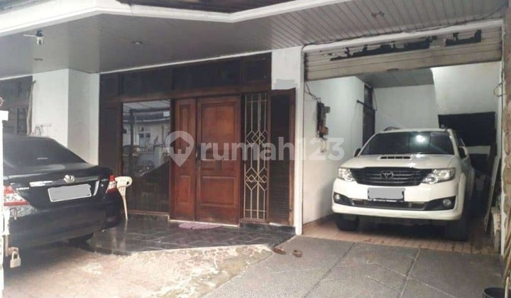 Cideng. 10x22 Wide House, 3 Floors, Freehold Title, near Tomang.
