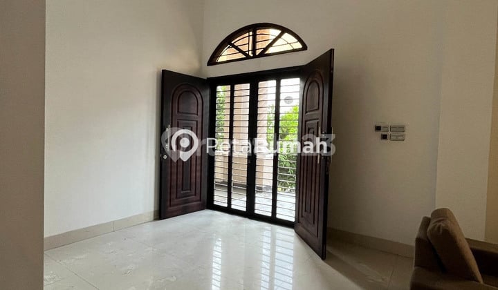 DIJUAL VILLA JALAN MUSTANG KOMPLEK THE PALACE RESIDENCE