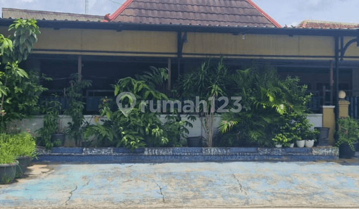 Rumah Pinggir Jalan Wonogiri translates to: Wonogiri Roadside House