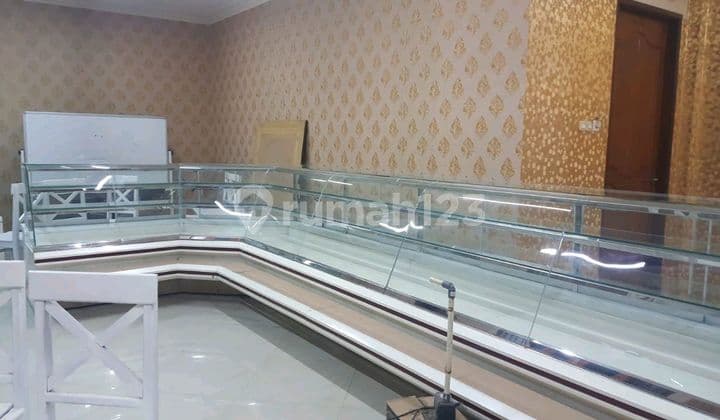 Ruang Usaha/Tempat Usaha, Cocok untuk Praktek Dokter, Class, Toko Souvenir, dan Lain2 di Jalan Besar Ada Area Parkiran di Jalan Kolonel Soegiono.