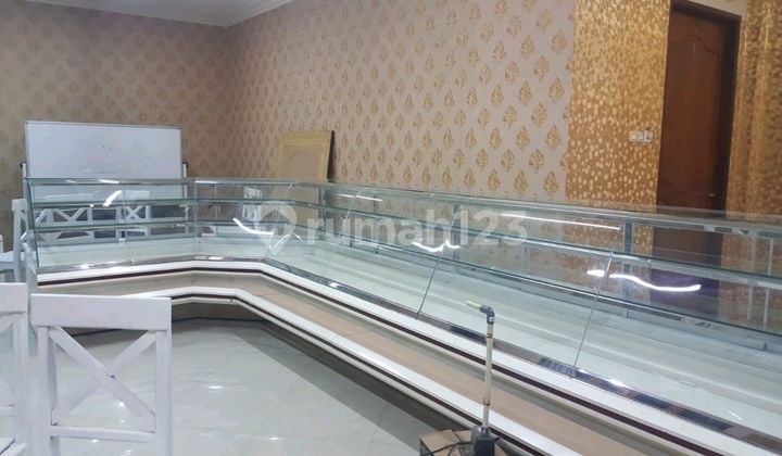 Ruang Usaha/Tempat Usaha, Cocok untuk Praktek Dokter, Class, Toko Souvenir, dan Lain2 di Jalan Besar Ada Area Parkiran di Jalan Kolonel Soegiono.