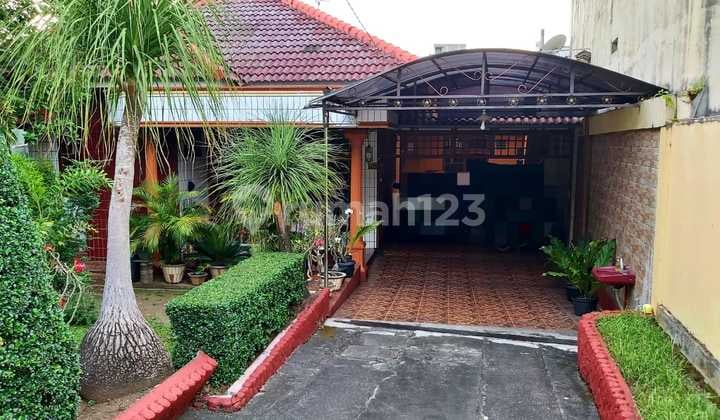 Rumah Besar dengan Halaman Luas di Posisi Hook, Parkir Area Besar Juga, Rumah Masih Terawat di Wanea. Harga Bersaing, jika Serius Nego Lagi.