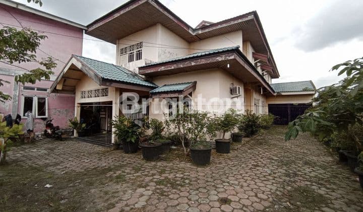 Rumah Bulatan Tepi Jalan Aspal
