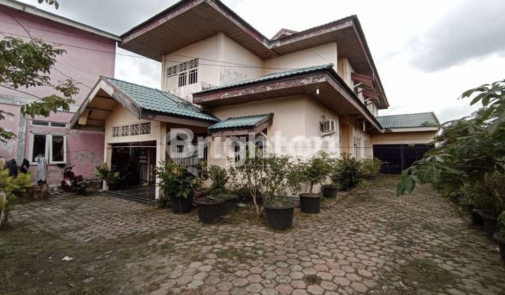 Rumah Bulatan Tepi Jalan Aspal
