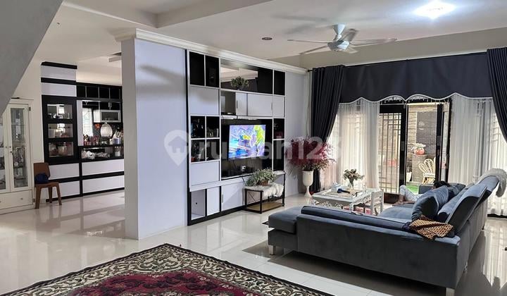 Wide House 1467m² + Ready-to-Operate Cafe