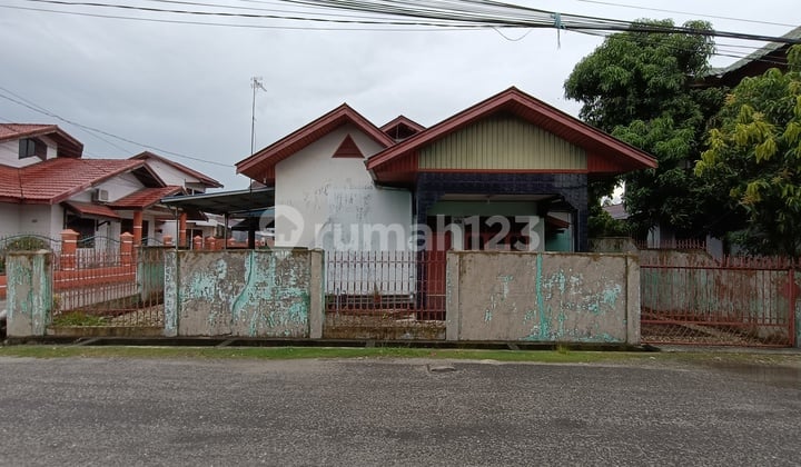 Jual Cepat Rumah Lahan Luas Jl Lily Ujung / Jendral