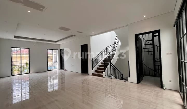 Langka Brand New Rumah Cantik Muara Karang 8x15 View Taman,jalan Lebar