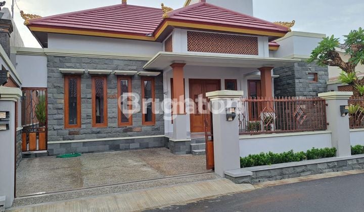 RUMAH MEWAH DENGAN KOLAM RENANG DAN FULL FURNISE DI TENGAH KOTA