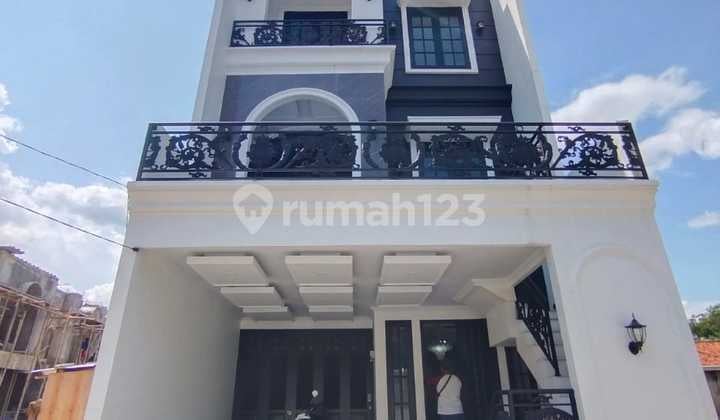 Dijual Rumah Class Tiga Lantai Dalam Cluster