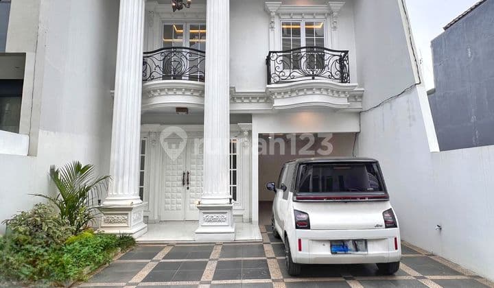 Rumah Classic Mewah Tiga Lantai Rooftop Dalam Towenhous