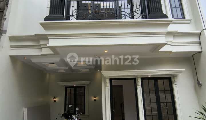 Dijual Rumah Tiga Lantai Rooftop Mewah