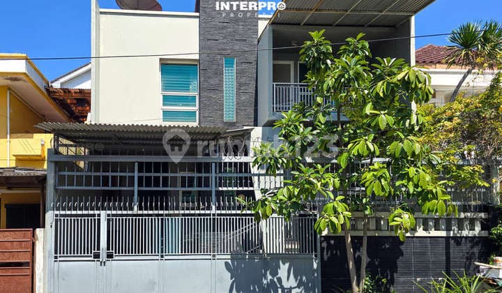 Rumah 2 Lantai Dijual Taman Ratu Hadap Timur SHM - LT 200M2