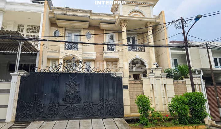 Rumah Mewah Dijual Green Garden Hadap Utara SHM - LT 300M2