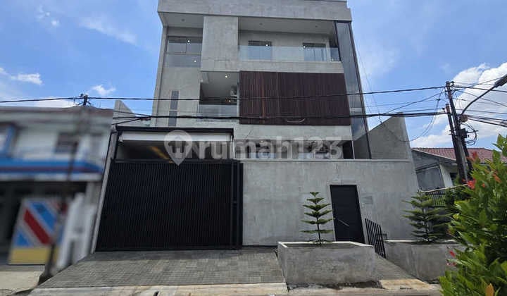 Rumah Brand New Sunrise Garden 3,5 Lantai Ada Kolam Renang 192m2