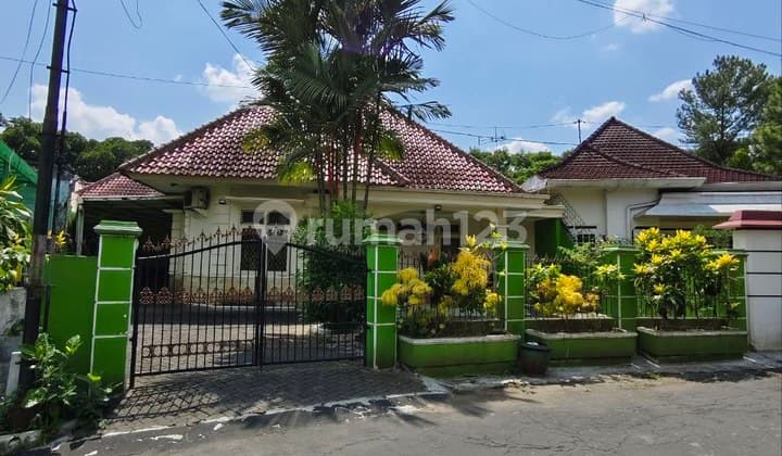 RUMAH TERAWAT LOKASI TENGAH KOTA MALANG DAERAH GUNUNG-GUNUNG ORO-ORO DOWO KLOJEN MALANG