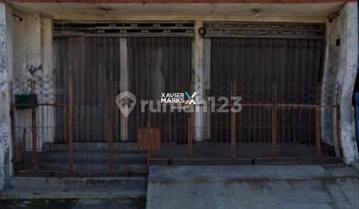 STRATEGIC RUKO ON THE SIDE OF KRATON PASURUAN MAIN ROAD