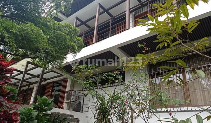 Dijual Rumah Mewah Besar di Setiabudi Dekat Upi
