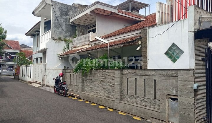 Rumah Lama Masih Terawat di Margahayu Lingkungan Nyaman