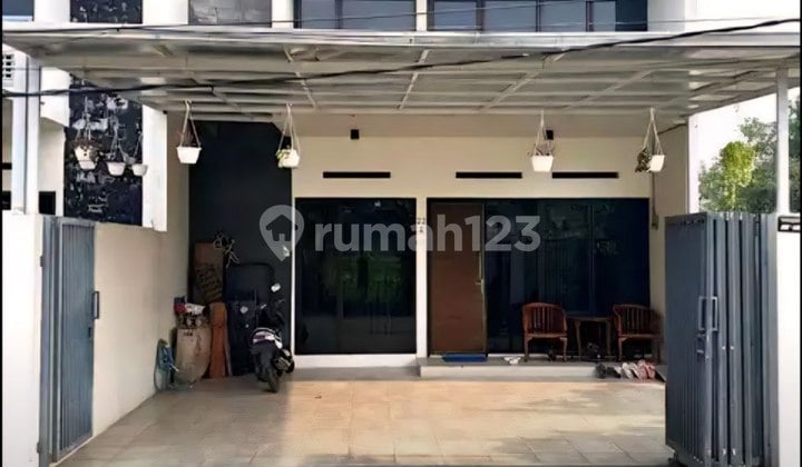 Rumah Hook Semi Furnished Strategis di Sariwangi