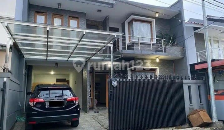 Rumah 2 Lantai Siap Huni Strategis di Sayap Moch Ramdan