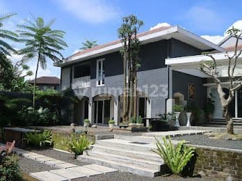 Rumah Mewah Bangunan Baru di Setiabudi Regency Semi Furnished