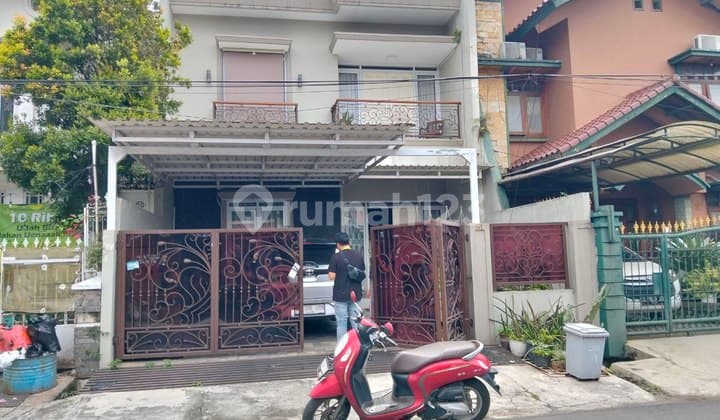 Rumah Minimalis 2 Lantai Siap Huni di Area Strategis Antapani