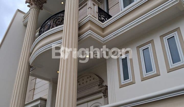 Dijual. Rumah Mewah Green Garden 2,5 Lantai + Mezzanine. Siap Huni. Hadap Selatan