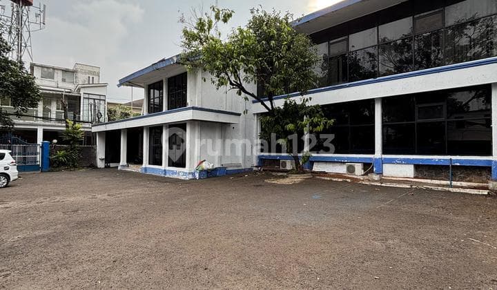 Di Sewakan Gedung Kantor di Kemang - Posisi Hook & Halaman Luas