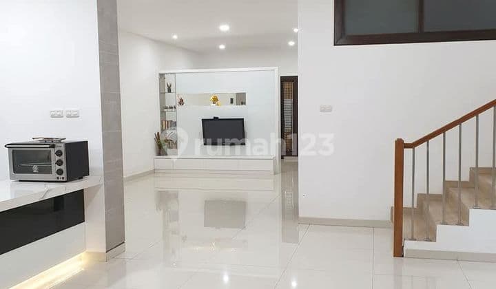 Jual Rumah 2 lantai Terawat, Siap Huni di Kembar Mas