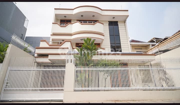 Jual/Sewa Rumah 3 Lantai di Jl Thalib
