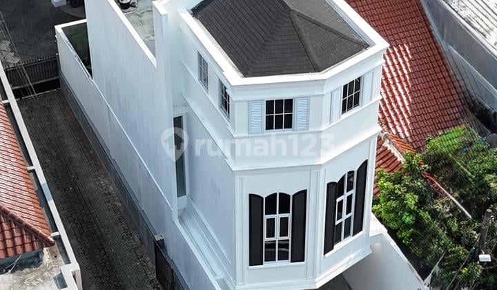 Dijual Brand New Modern House dengan Lokasi Strategis di Kemang Jakarta Selatan