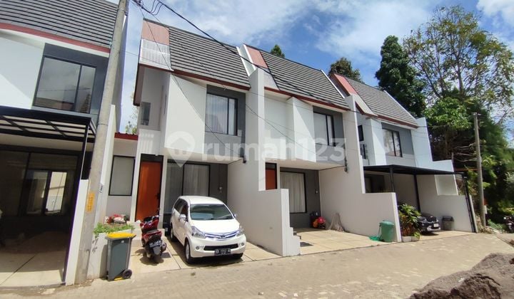 2-Storey House with SHM, Strategic Location in Gegerkalong, Setiabudi, Bandung.