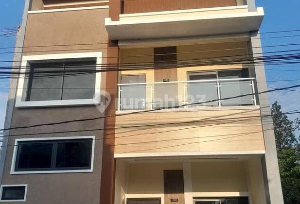 Dijual Rumah Modern Minimalis 2,5 Lantai Modern di Kopo Permai