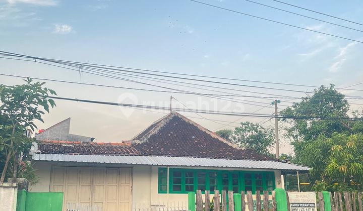 For sale. House located by the main road, suitable for a cafe business.