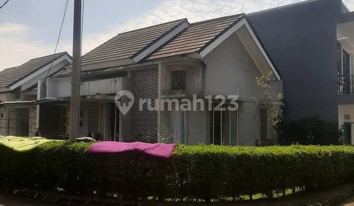 Strategic Location Hook House in Rancamaya Bogor