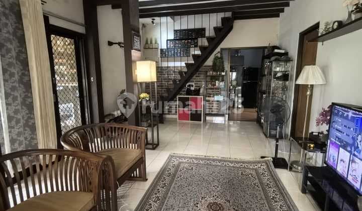 Rumah Posisi Hook di Mahagoni Park Graha Raya Bintaro