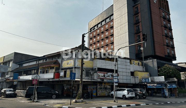 3-STORY SHOPHOUSE IDEAL FOR MODERN RETAIL, HIGHLY STRATEGIC AT RAWAMANGUN TERMINAL INTERSECTION