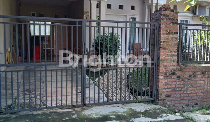 RUMAH HOEK DESAIN KLASIK DAN HOMY DI DEPOK