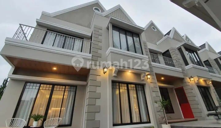 Dijual Town House Klasik Victoria di Setraduta, Bandung