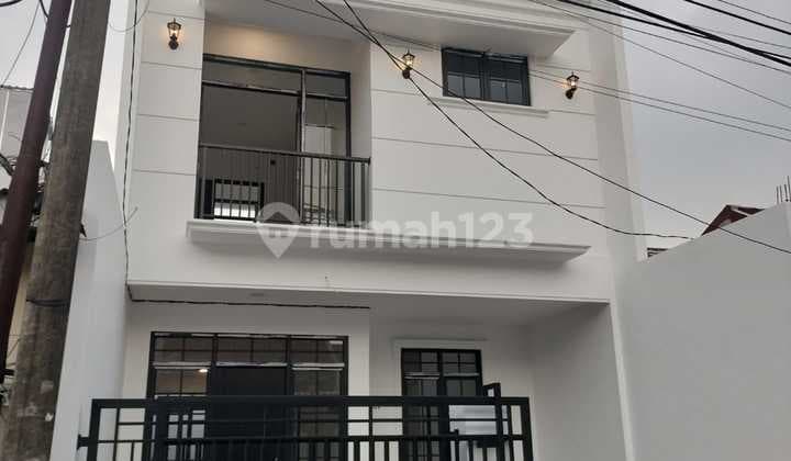 Rumah Brand New Modern Klasik di Kencana Loka BSD, Tangerang Selatan